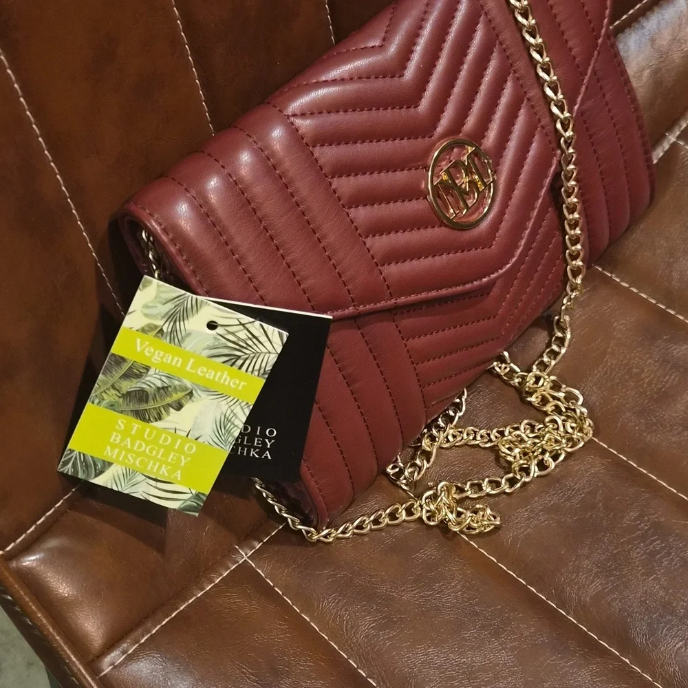 NWT Badgley Mischka Vegan Burgundy Quilted Crossbody Bag with Gold Chain - Picture 2 of 9